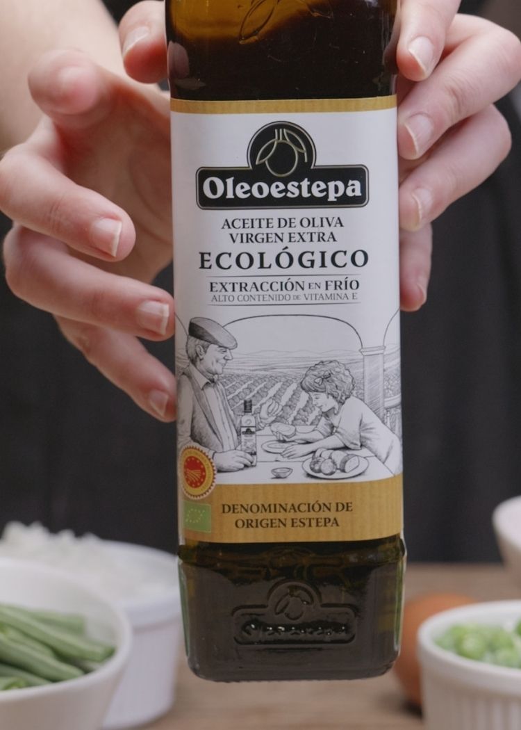 Añadir aceite de oliva virgen extra a sartén para Menestra de verduras