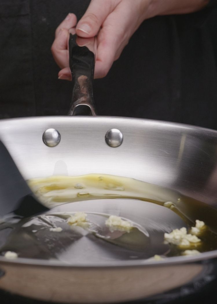 Sofreír ajo para Menestra de verduras