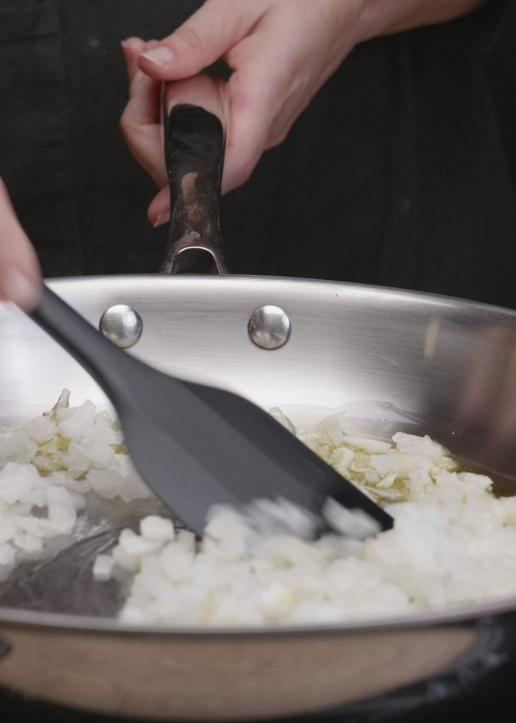 Incorpora cebolla al sofrito de Menestra de verduras