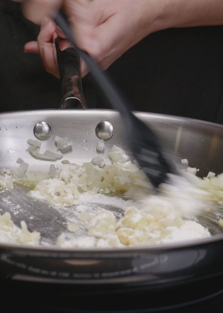 Añadir harina a sofrito para Menestra de verduras