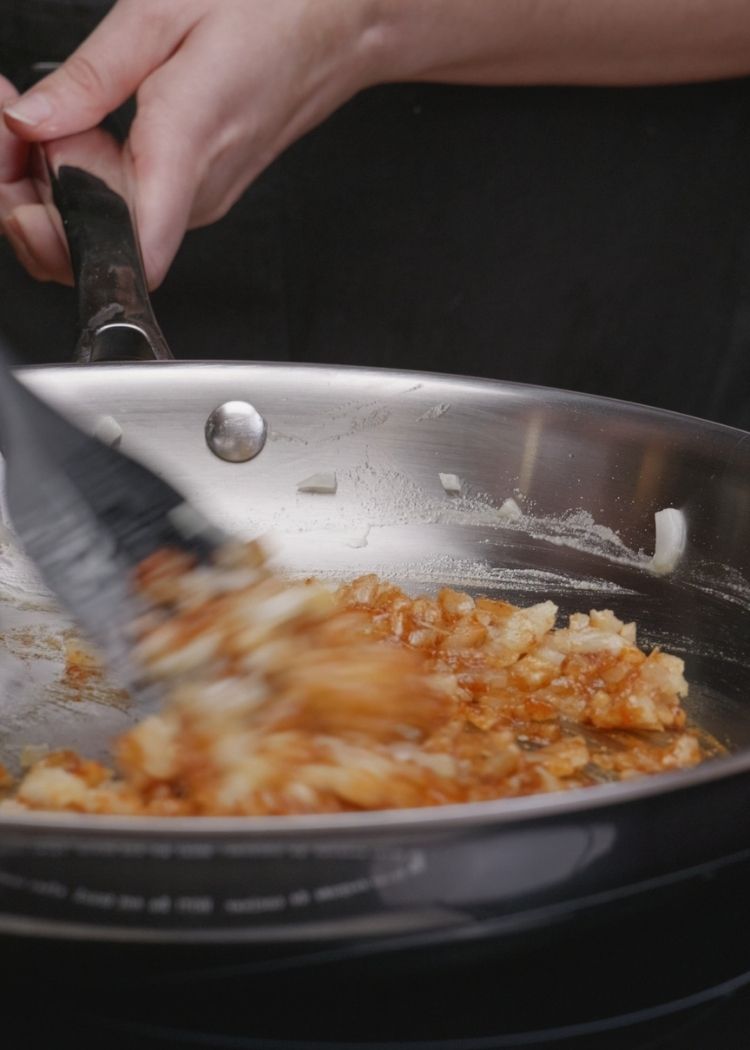 Añadir pimentón a sofrito para Menestra de verduras