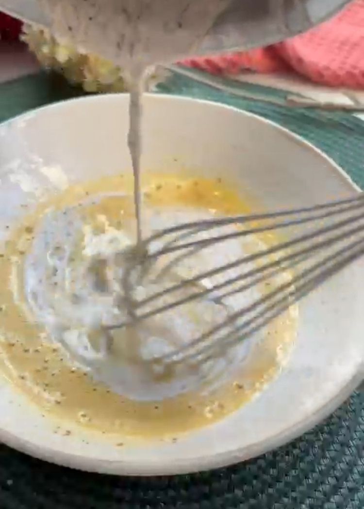 Mezclar nata trufada con huevo para Patatas confitadas con crema de yema y trufa