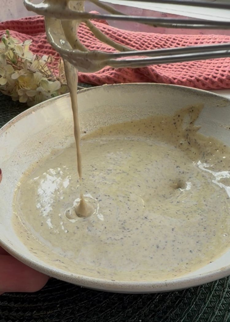 Añadir aceite de oliva virgen extra a salsa trufada para patatas confitadas con crema de yema y trufa