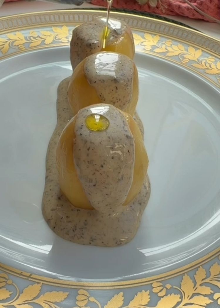 Terminar Patatas confitadas con crema de yema y trufa con un chorrito de aceite de oliva virgen extra