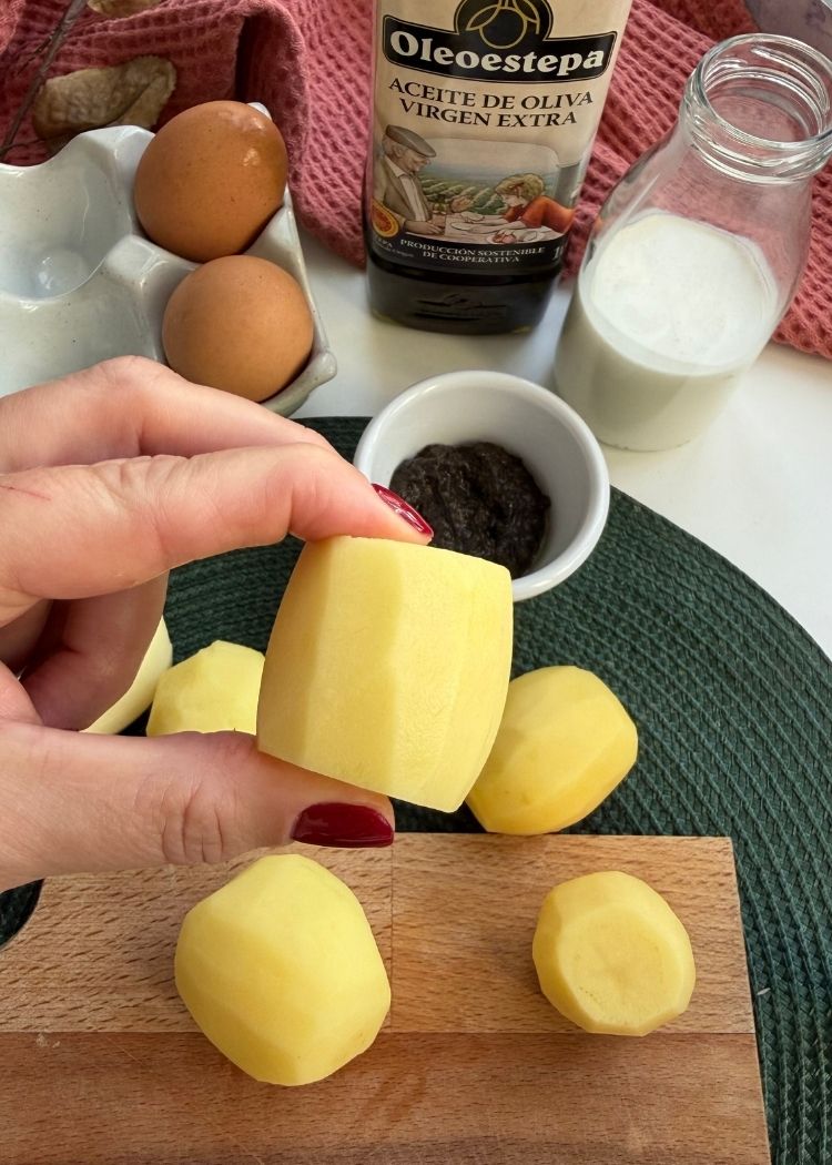 Cortar patatas para Patatas confitadas con crema de yema y trufa