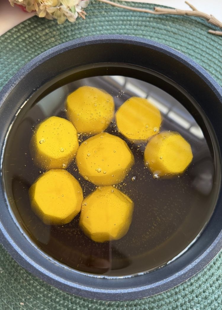 Cubrir patatas con aceite de oliva virgen extra para Patatas confitadas con crema de yema y trufa