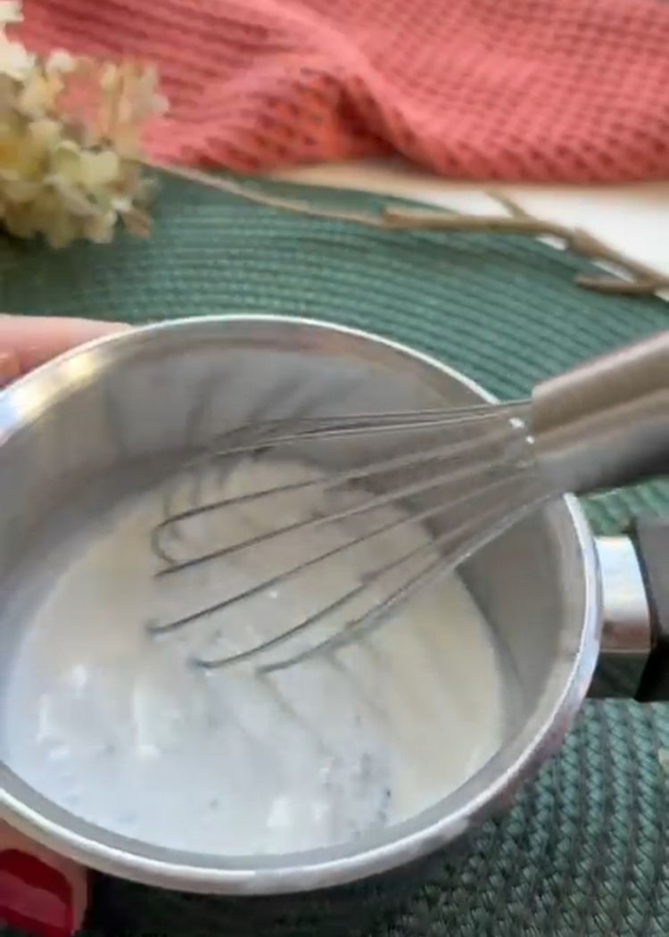 Calentar nata con trufa para elaborar Patatas confitadas con crema de yema y trufa