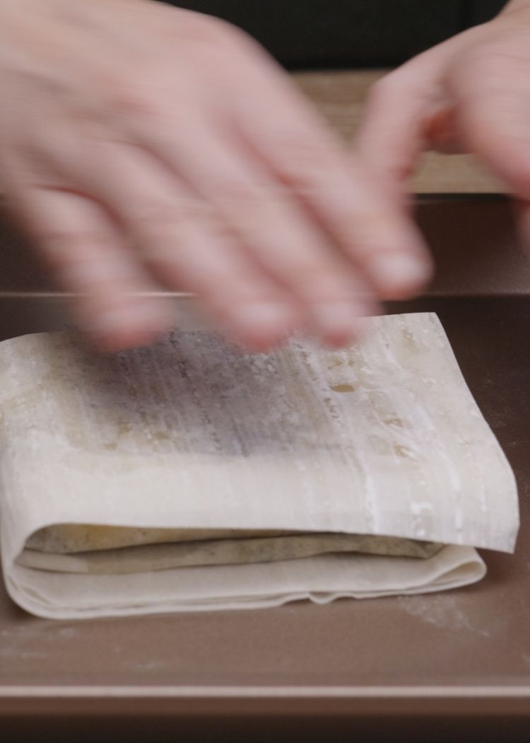 Colocar y envolver el queso feta