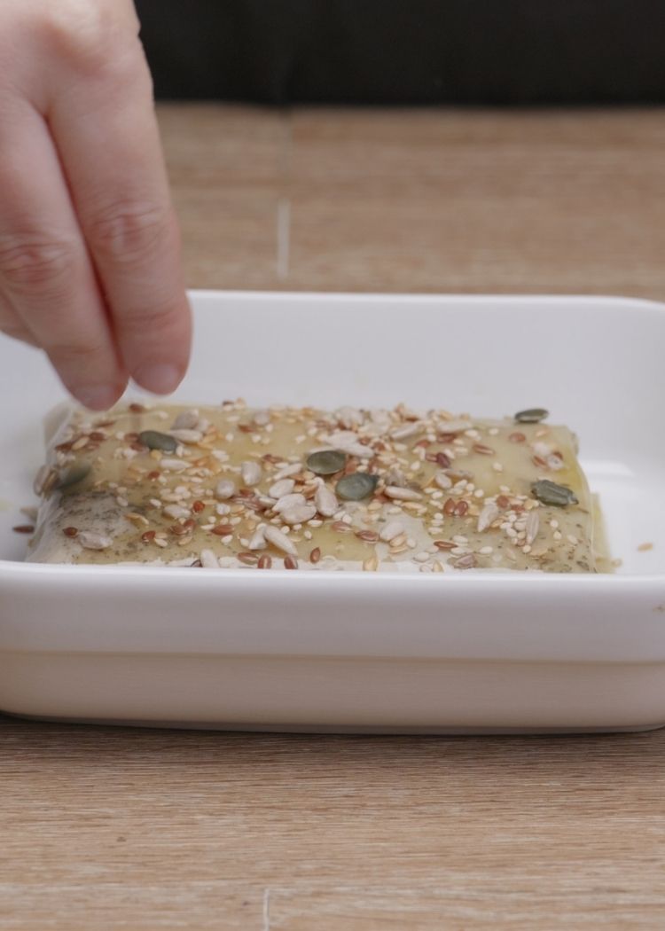 Añadir semillas por encima del queso feta