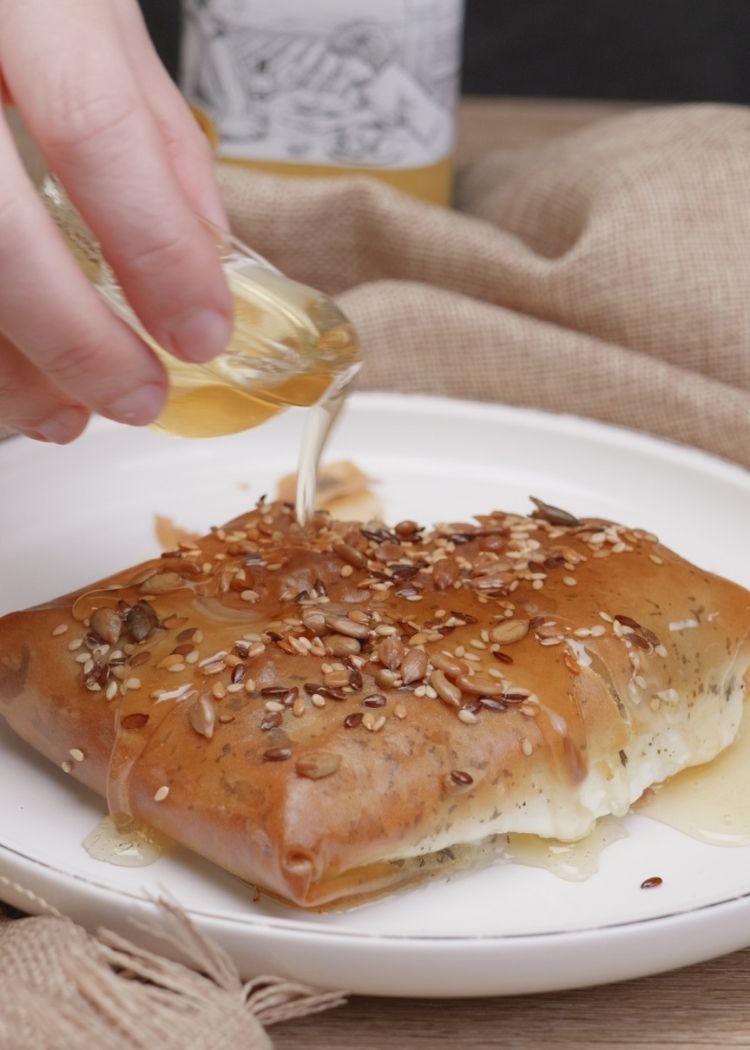 Verter miel por encima de queso feta