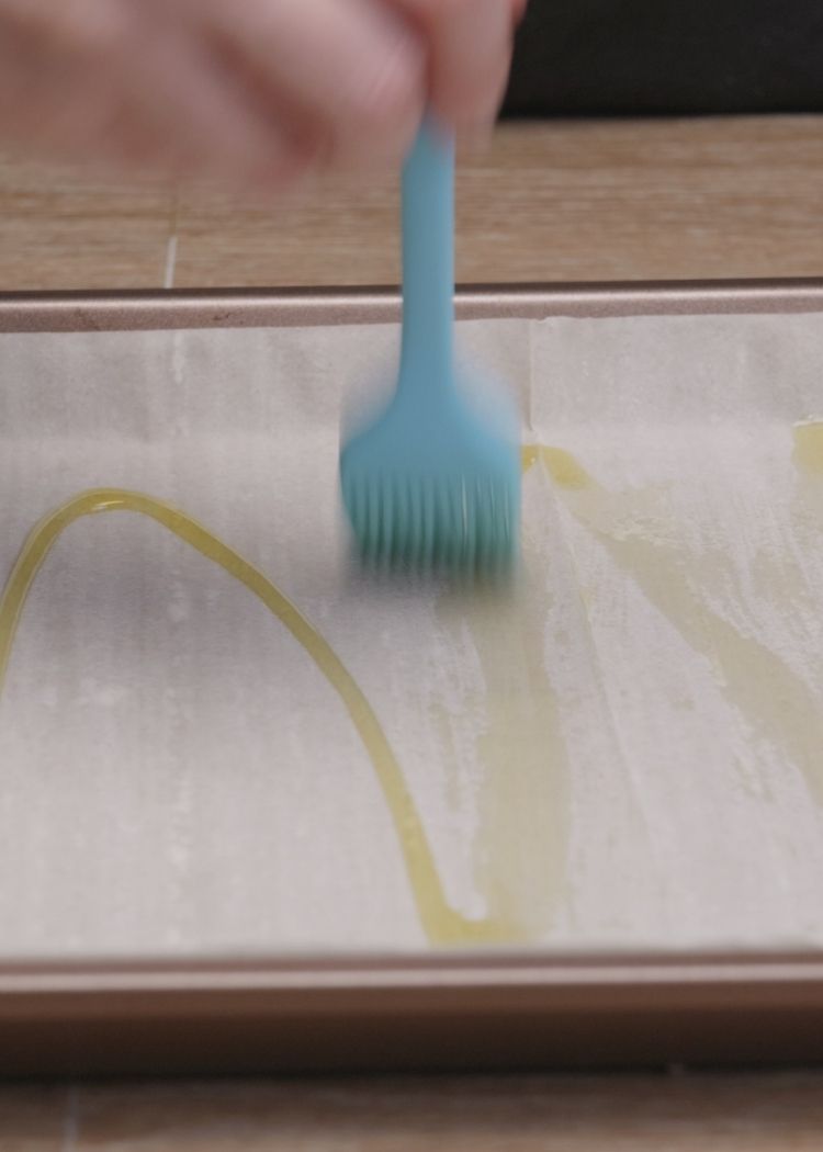 Pincela el aceite de oliva virgen extra en la pasta filo