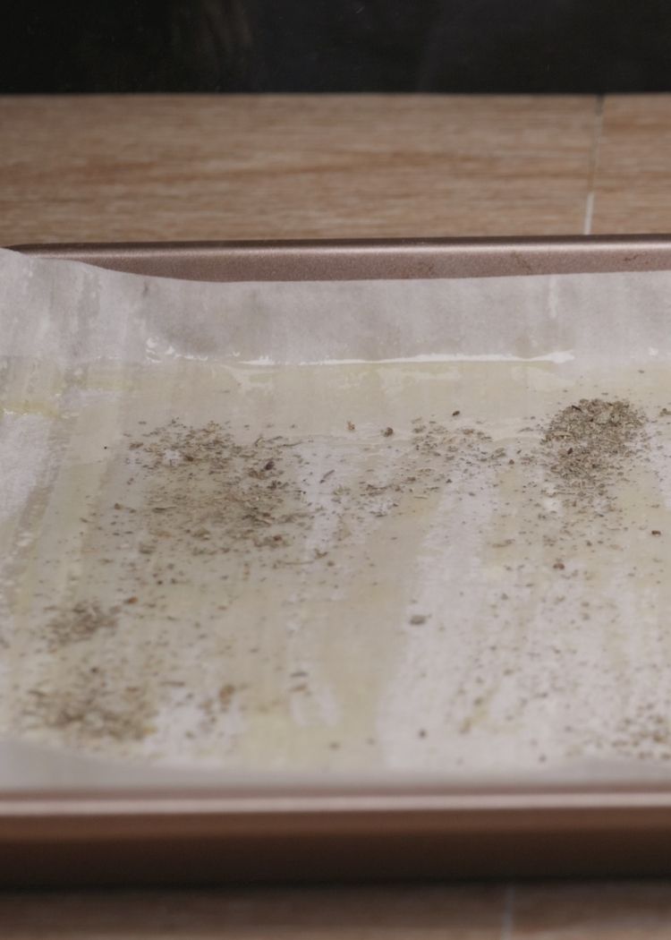 Echa especia sobre pasta filo
