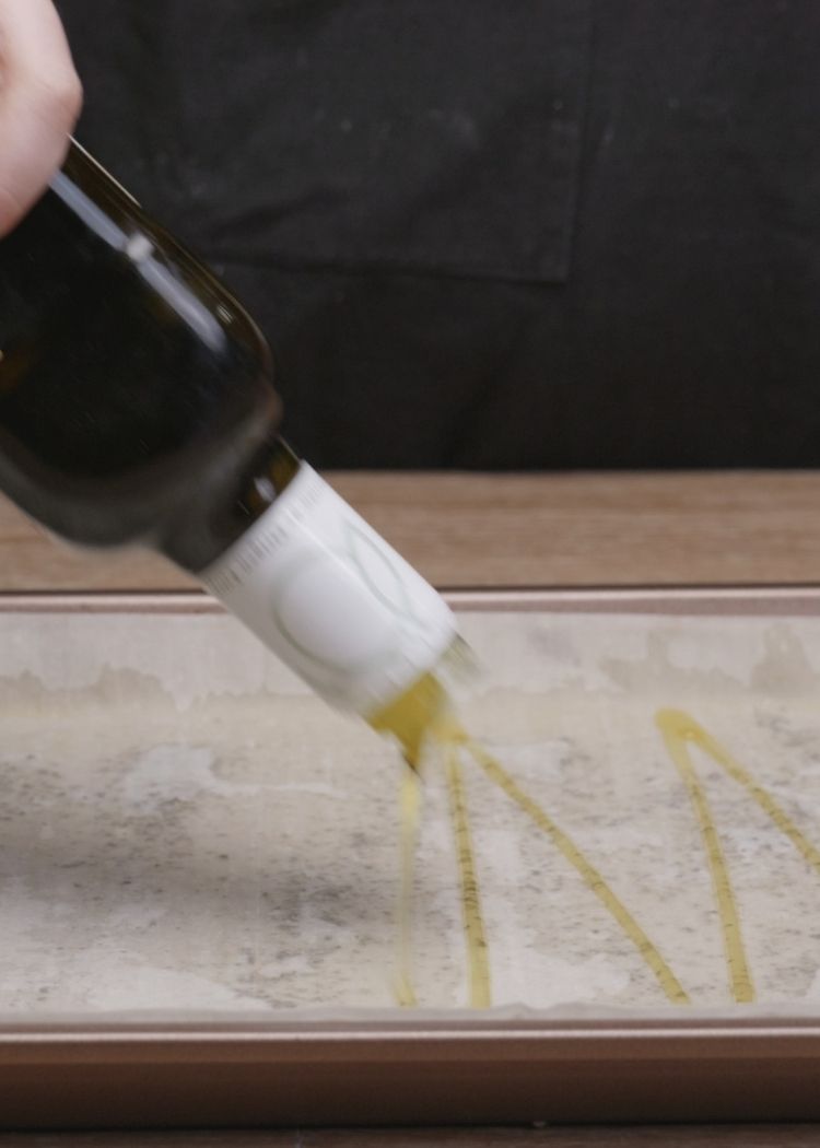 Echar más aceite de oliva virgen extra sobre la nueva capa de pasta filo