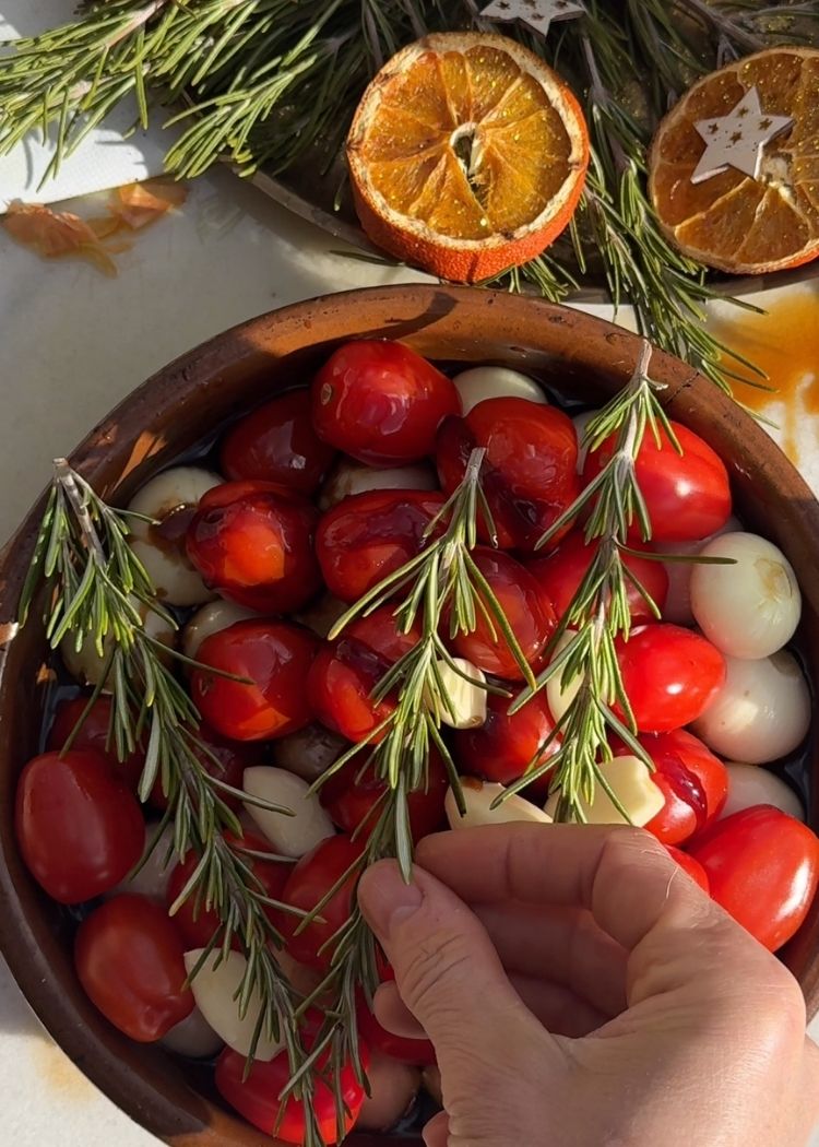 Añadir ajo y romero para hacer el confitado de tomates y cebollas