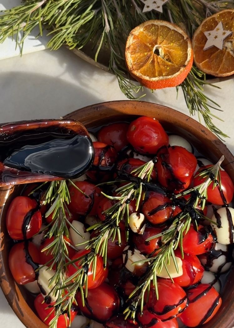 Añadir más crema balsámica de Módena para el confitado