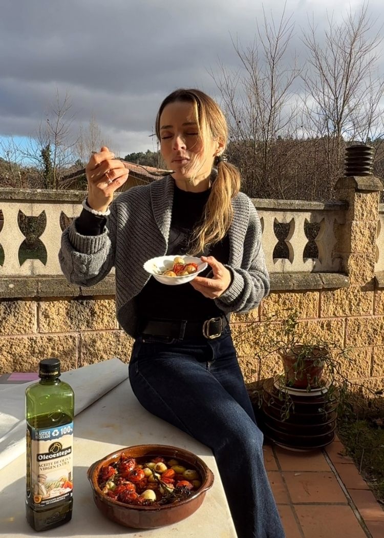 Disfrutar de las cebollas y tomates caramelizados