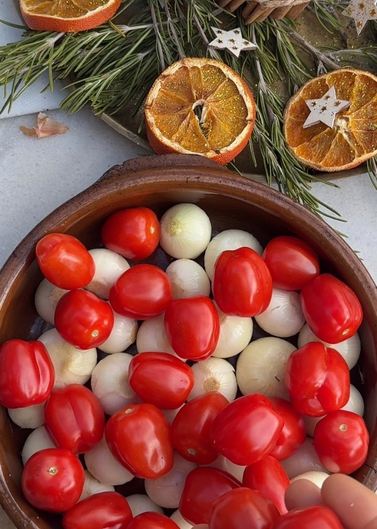 Colocar cebollas y tomates para hacer el confitado