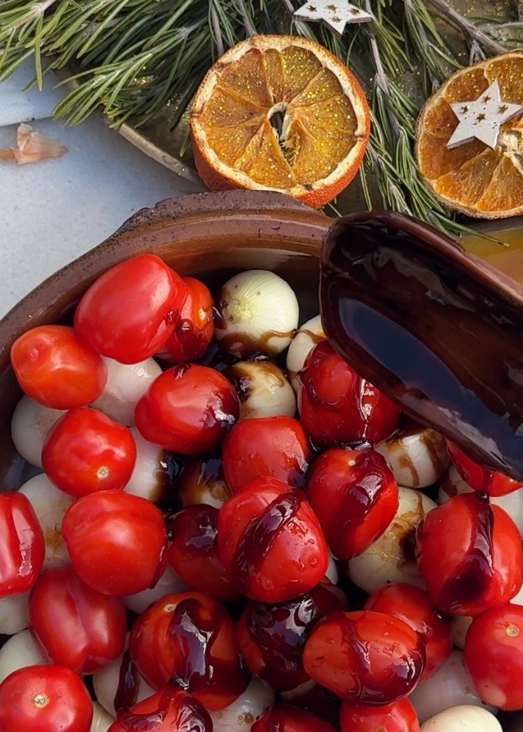 Incorporar crema balsámica de módena y salsa de soja