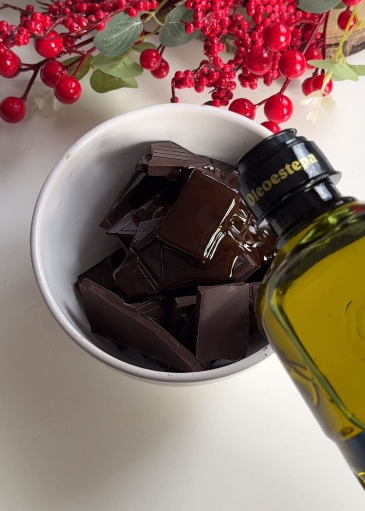 Trocear chocolate y echar aceite de oliva virgen extra para hacer turrón casero