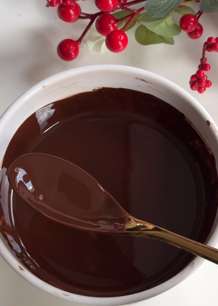 Fundir mezcla de chocolate y aceite de oliva virgen extra para hacer turrón casero