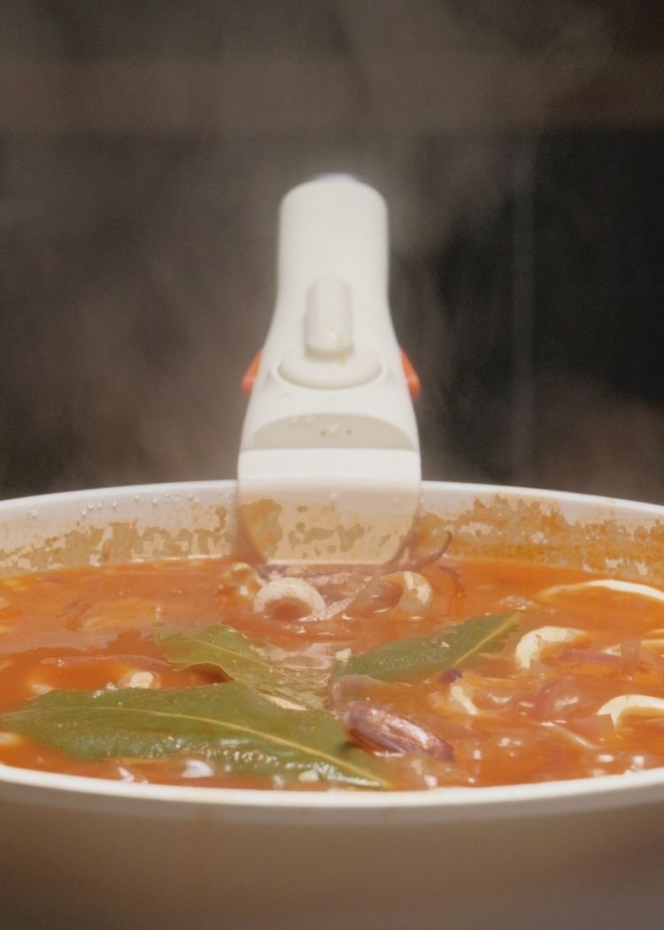 Destapar y cocinar unos minutos más los calamares encebollados