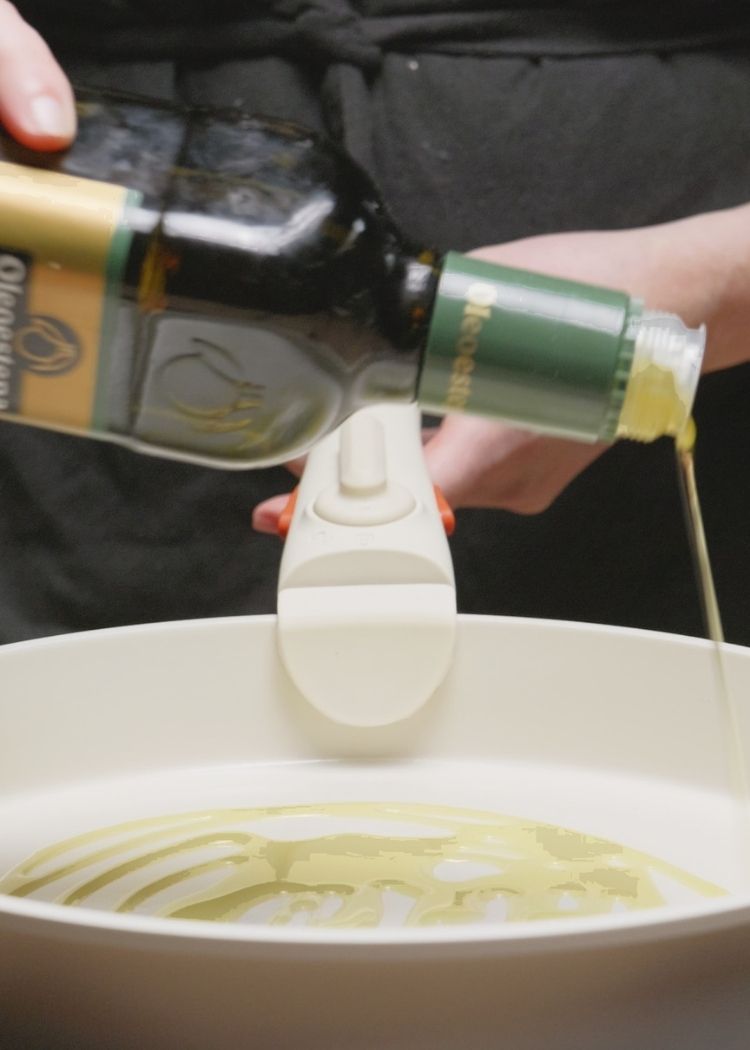 Echar aceite de oliva virgen extra para hacer Calamares encebollados