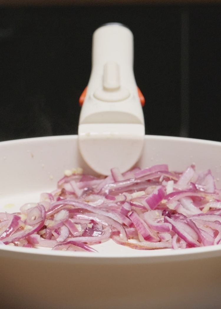 Pochar ajo y cebolla para Calamares encebollados