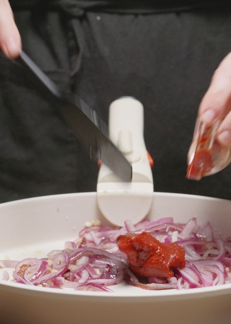 Añadir tomate concentrado para calamares encebollados