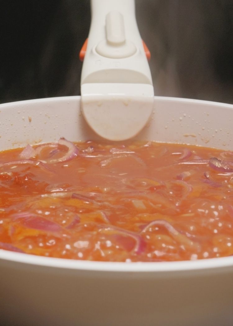 Verter fumet y cocinar calamares encebollados
