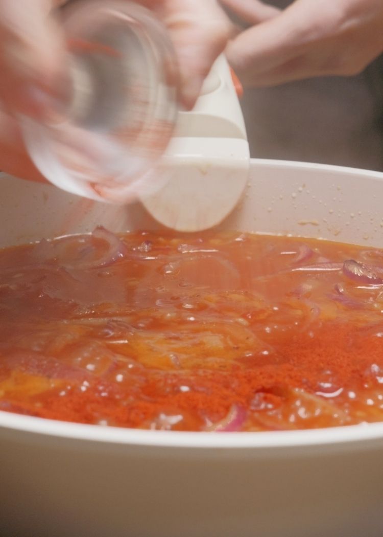 Añadir especias a calamares encebollados