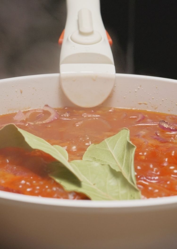 Incorporar hoja de laurel a calamares encebollados
