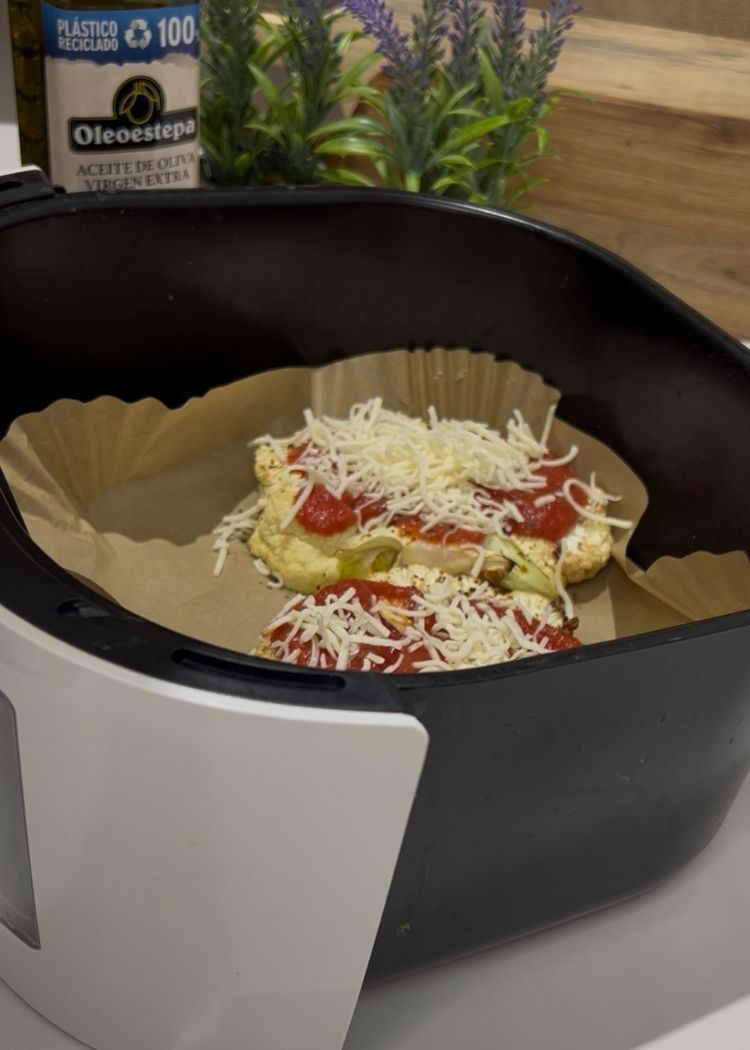 Añadir tomate y mozzarella para Coliflor gratinada con tomate