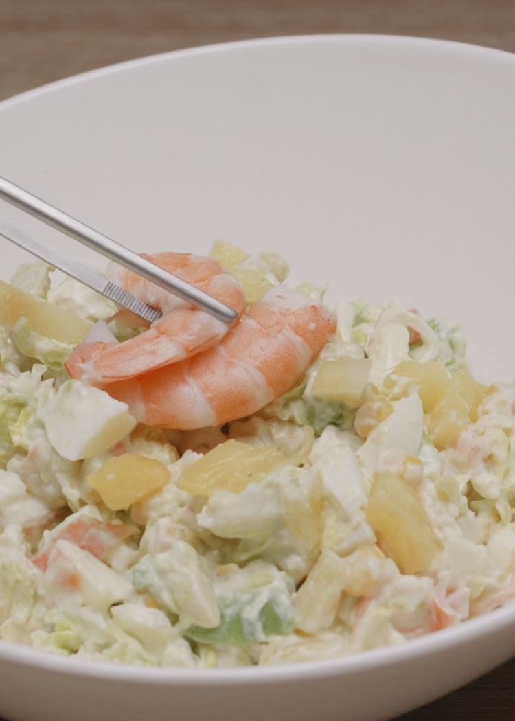 Añadir más piña y langostinos a ensalada tropical