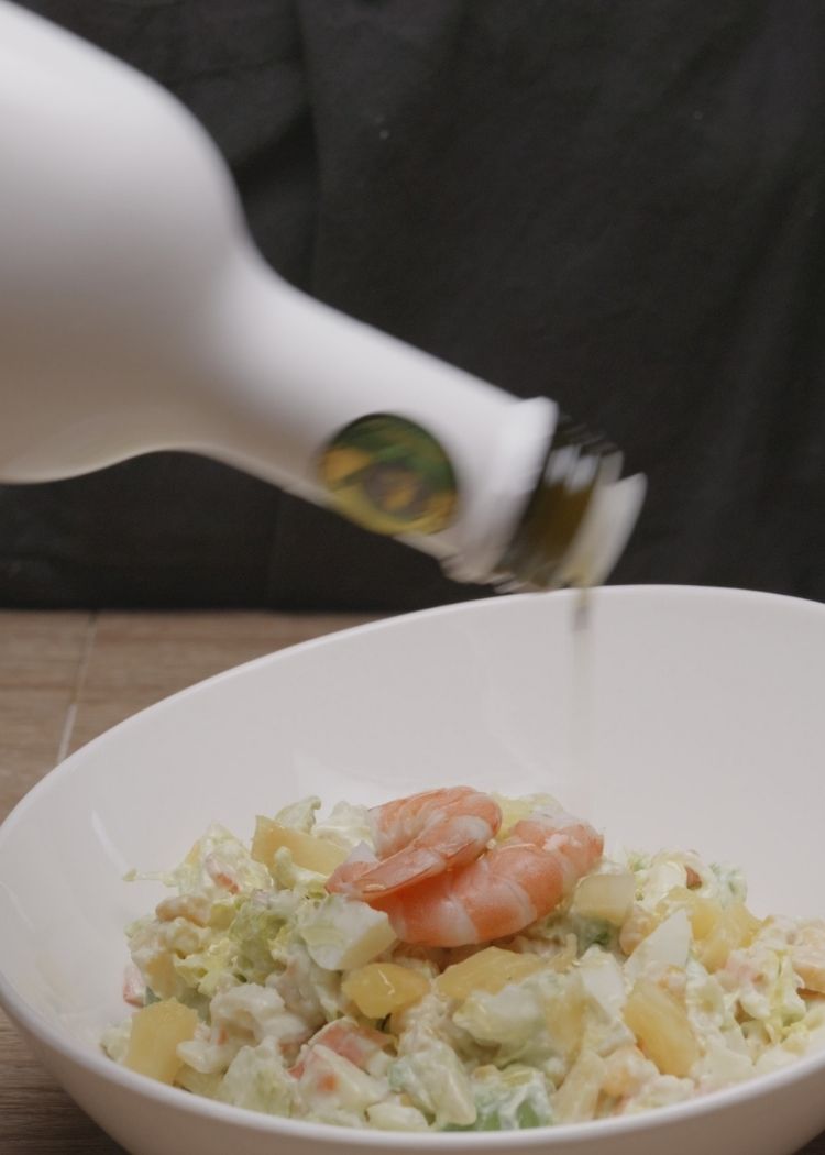 Toque extra de aceite de oliva virgen extra para ensalada tropical