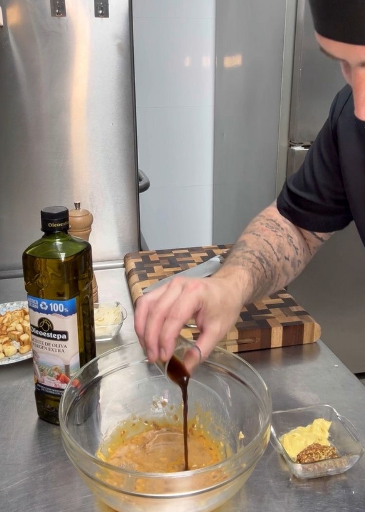 Añadir ingredientes a salsa de ensalada césar