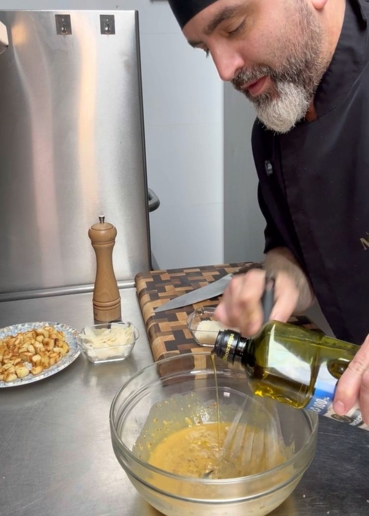 Añadir aceite de oliva virgen extra a salsa para ensalada césar