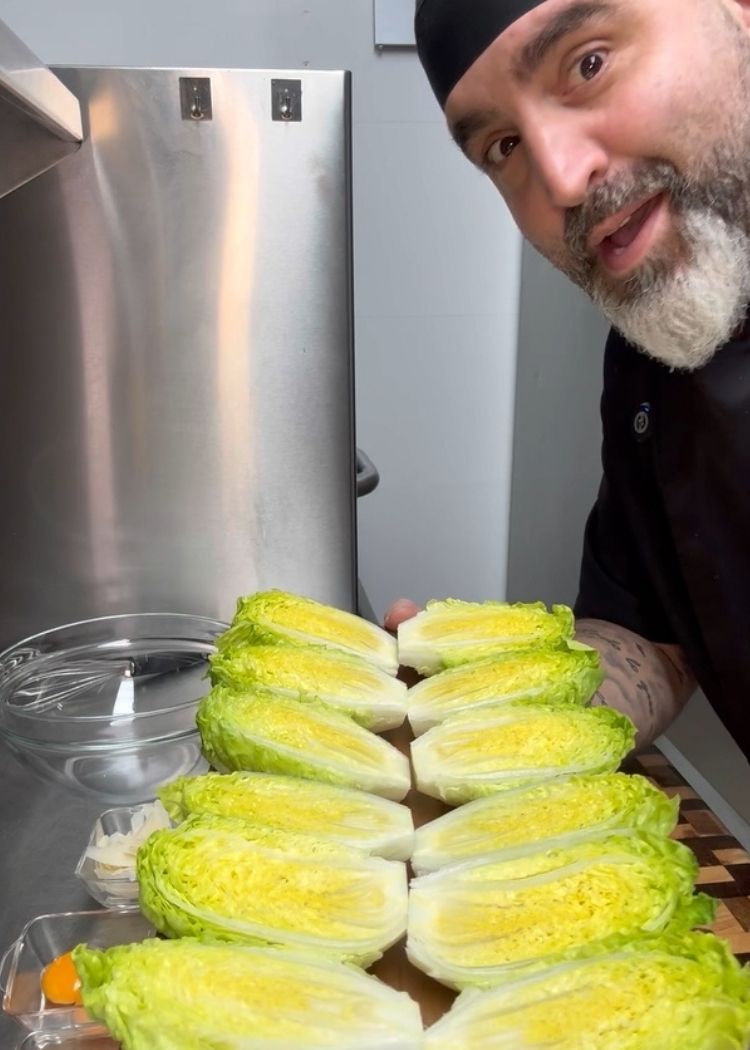 Cortar cogollos para ensalada césar