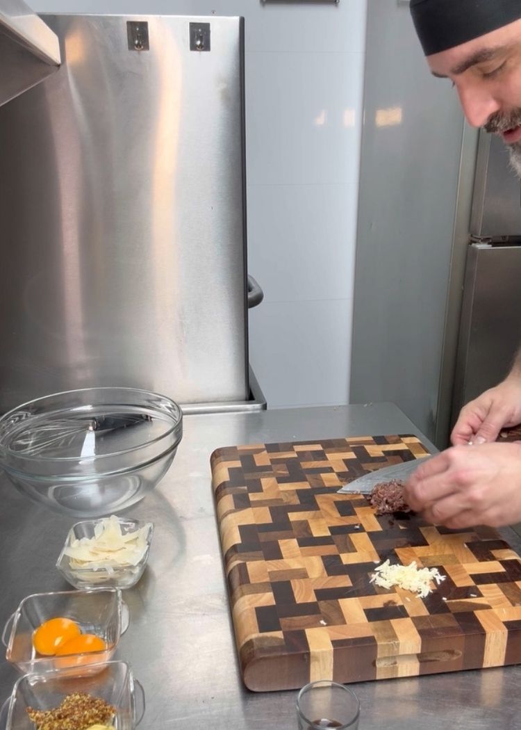 Cortar ajo y anchoa para ensalada césar