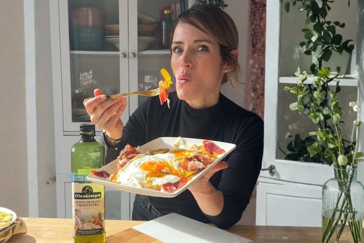 Huevos rotos con patatas y chalotas al horno