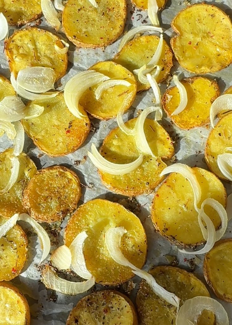 Volver a hornear huevos rotos con patatas y chalotas al horno