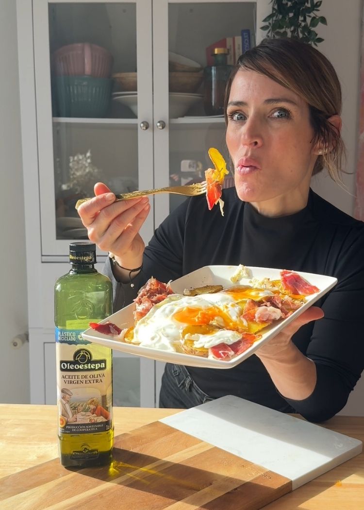 Presentar huevos rotos con patatas y chalotas al horno