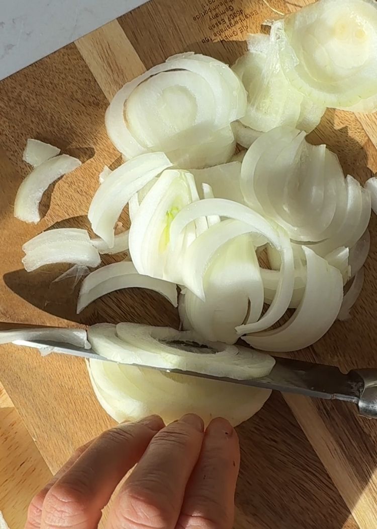 Cortar chalotas para huevos rotos con patatas y chalotas al horno