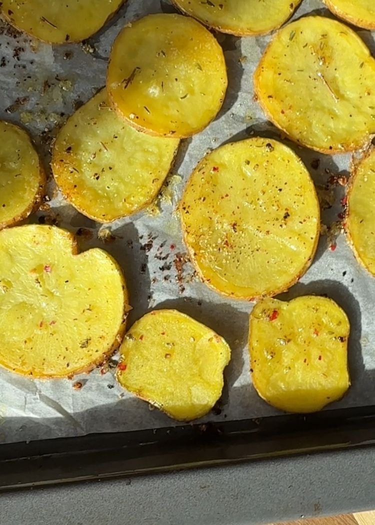 Hornear patatas para huevos rotos con patatas y chalotas al horno