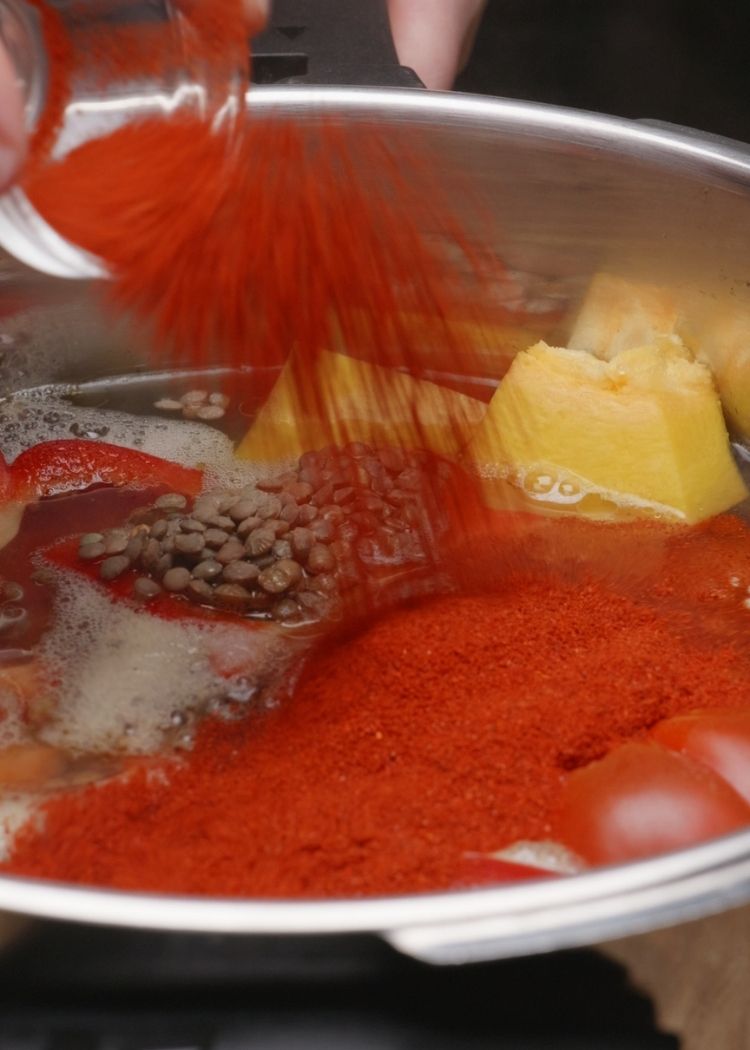 Añadir especias para lentejas con verduras