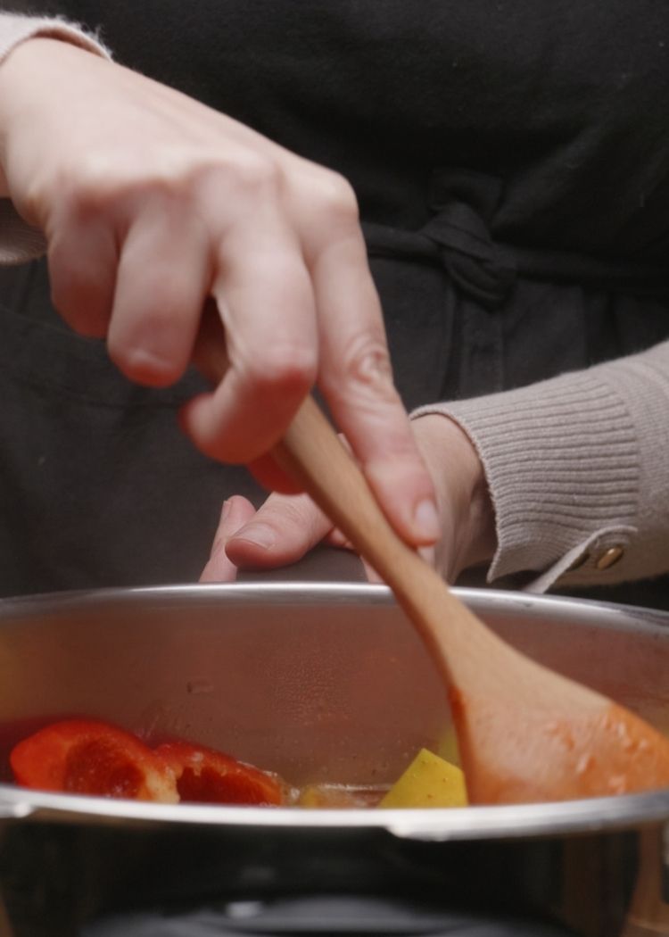 Remover ingredientes para lentejas con verduras