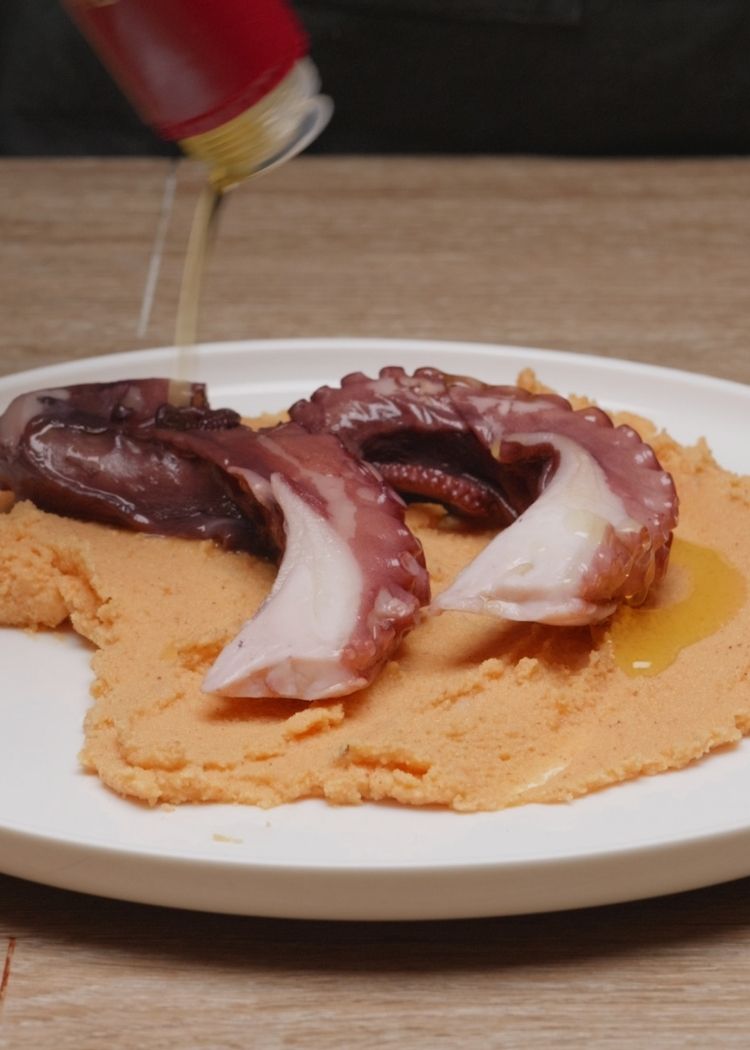 Chorreón final de aceite de oliva virgen extra para Pulpo salteado