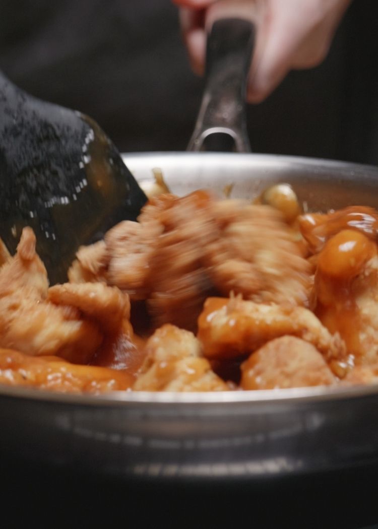 Mezclar pollo con salsa agridulce para pollo agridulce