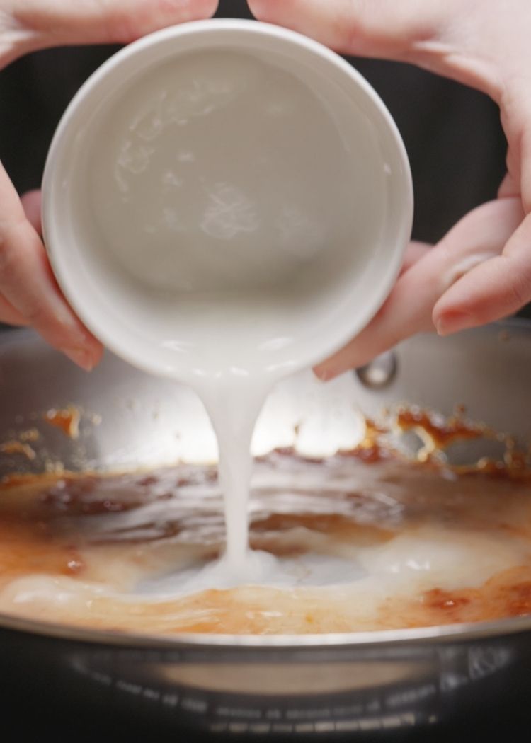 Añadir maicena disuelta para salsa de pollo agridulce