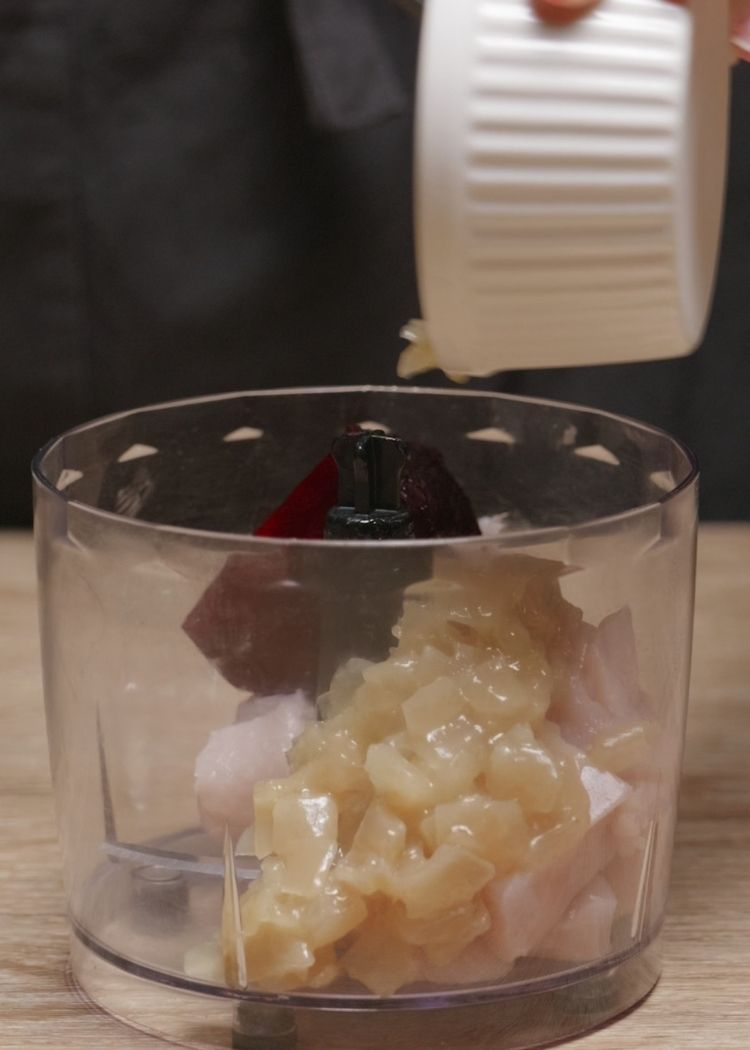 Añadir ingredientes para picar para Salchichas caseras