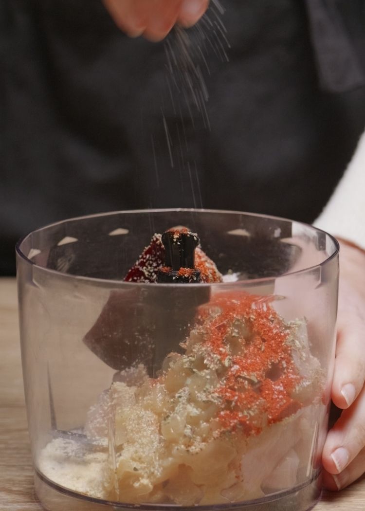 Añadir especias para hacer Salchichas caseras